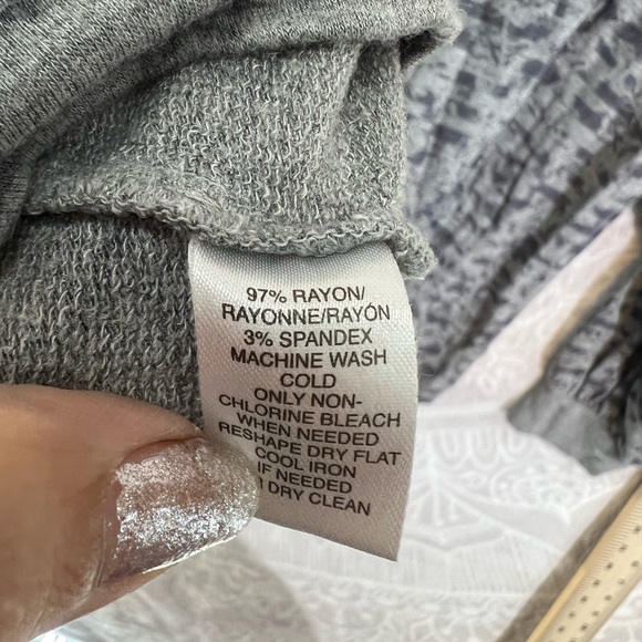 688 LOU & GREY GRAY STRIPE GLORAL PRINT TOP SIZE M MEDIUM CUTE SLEEVES EUC SHIRT - Picture 9 of 10